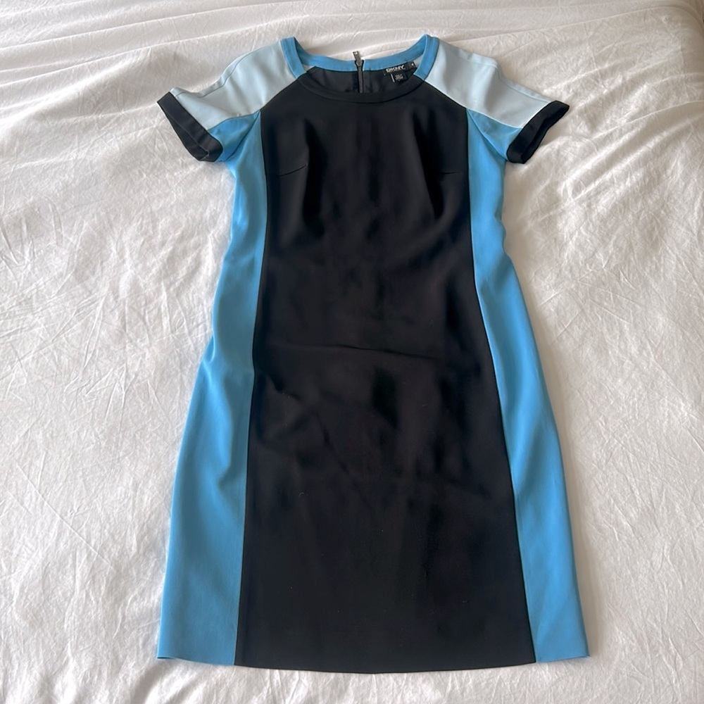Color block dress by DKNY. Perfect for the office or a day exploring a city 🩵🖤